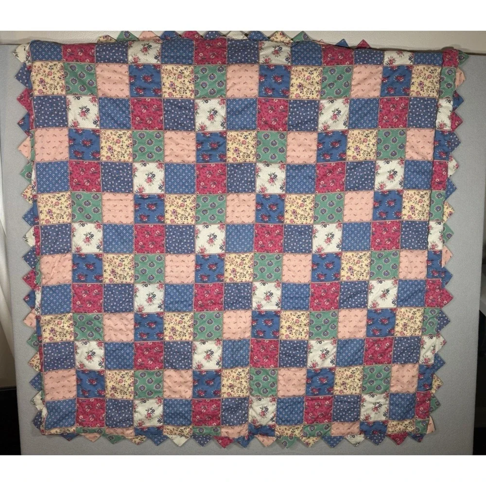 Handmade Patchwork Wall Lap Quilt Scalloped Prairie-Point Edge Cottage Granny